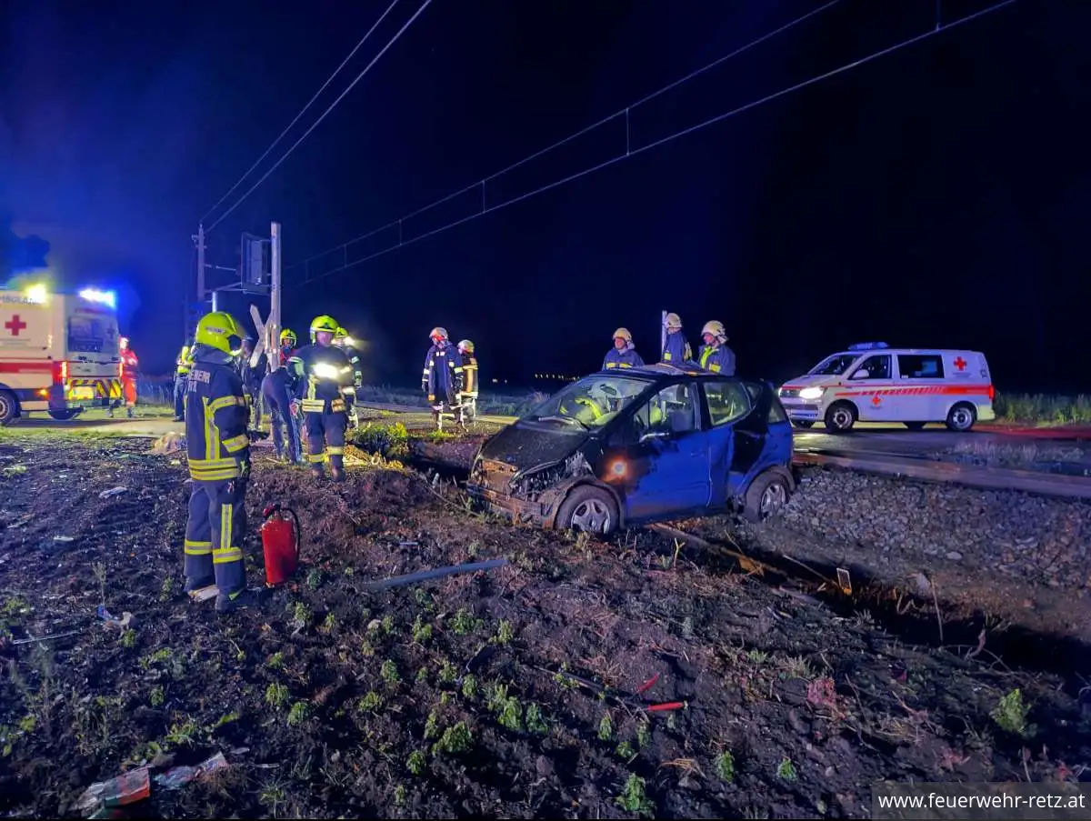 Foto 4, 20.11.2023, Technischer Einsatz - PKW von Zug erfasst Foto 4, 20.11.2023, Technischer Einsatz - PKW von Zug erfasst