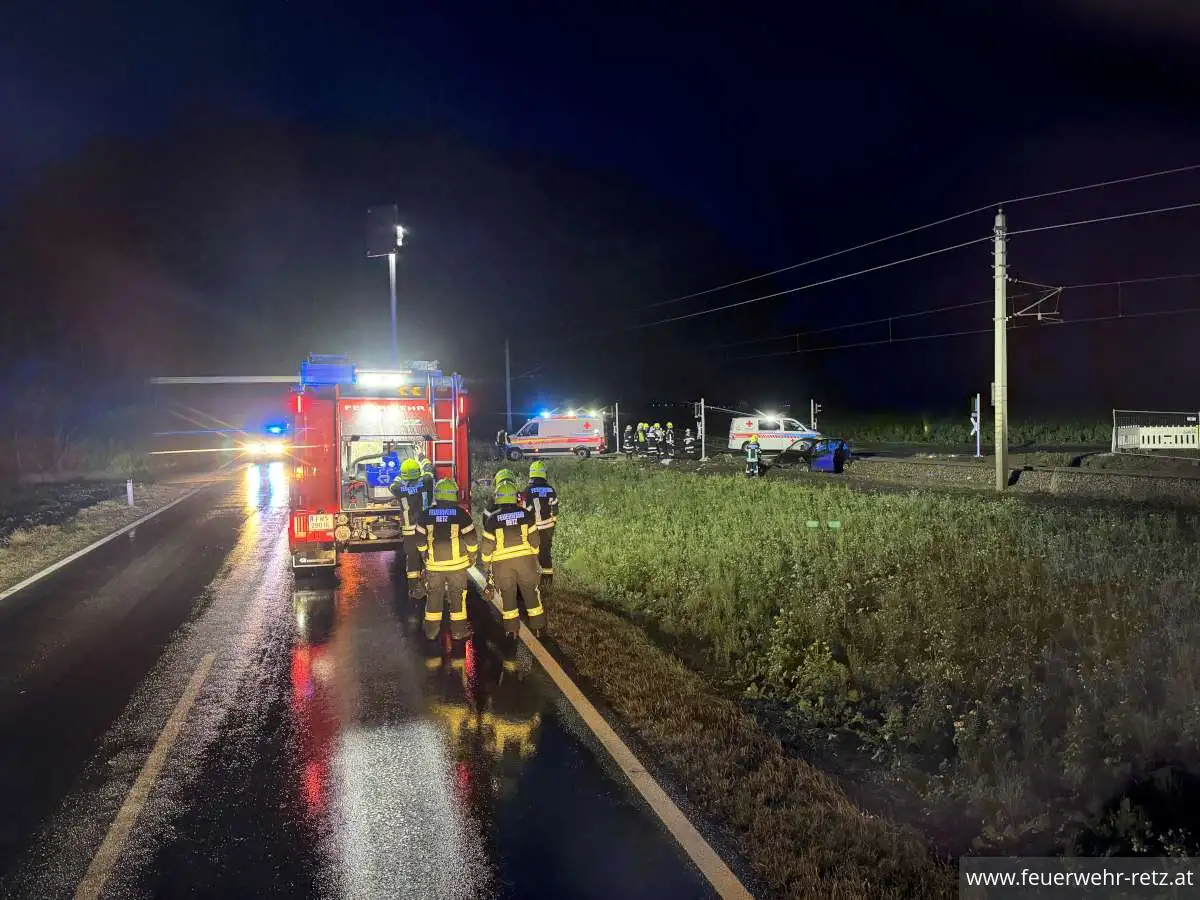 Foto 5, 20.11.2023, Technischer Einsatz - PKW von Zug erfasst Foto 5, 20.11.2023, Technischer Einsatz - PKW von Zug erfasst