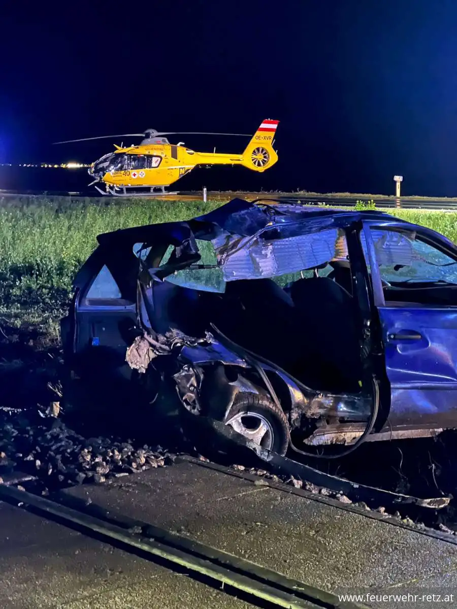 Foto 7, 20.11.2023, Technischer Einsatz - PKW von Zug erfasst Foto 7, 20.11.2023, Technischer Einsatz - PKW von Zug erfasst