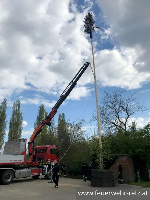 Foto 2, 02.05.2023, Maibaum aufstellen 2023