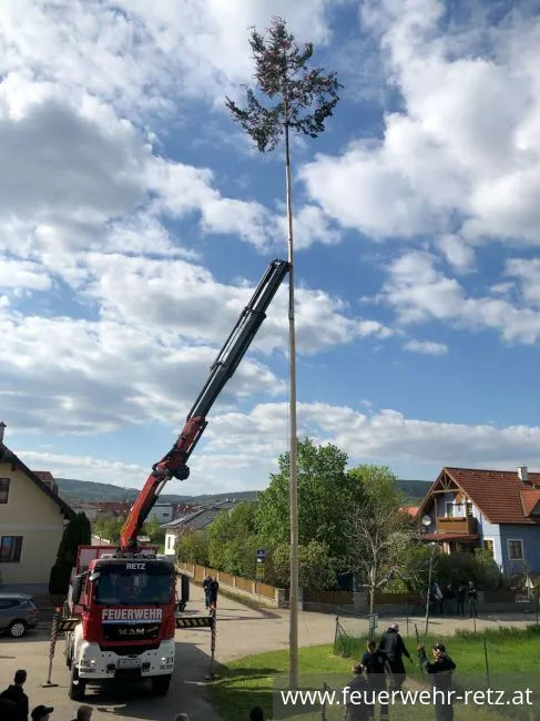Foto 5, 02.05.2023, Maibaum aufstellen 2023