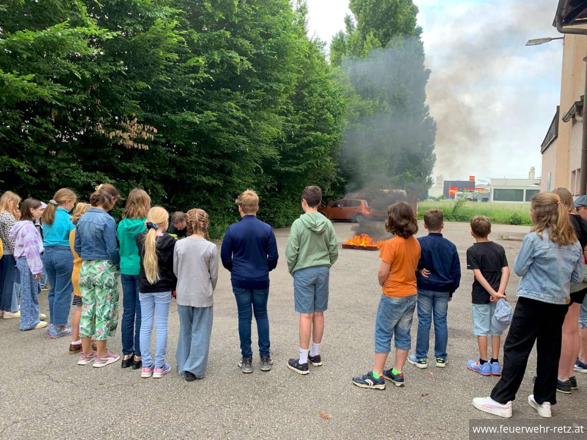 Foto 1, 05.06.2024, Volksschule Retz zu Besuch bei der Feuerwehr Foto 1, 05.06.2024, Volksschule Retz zu Besuch bei der Feuerwehr