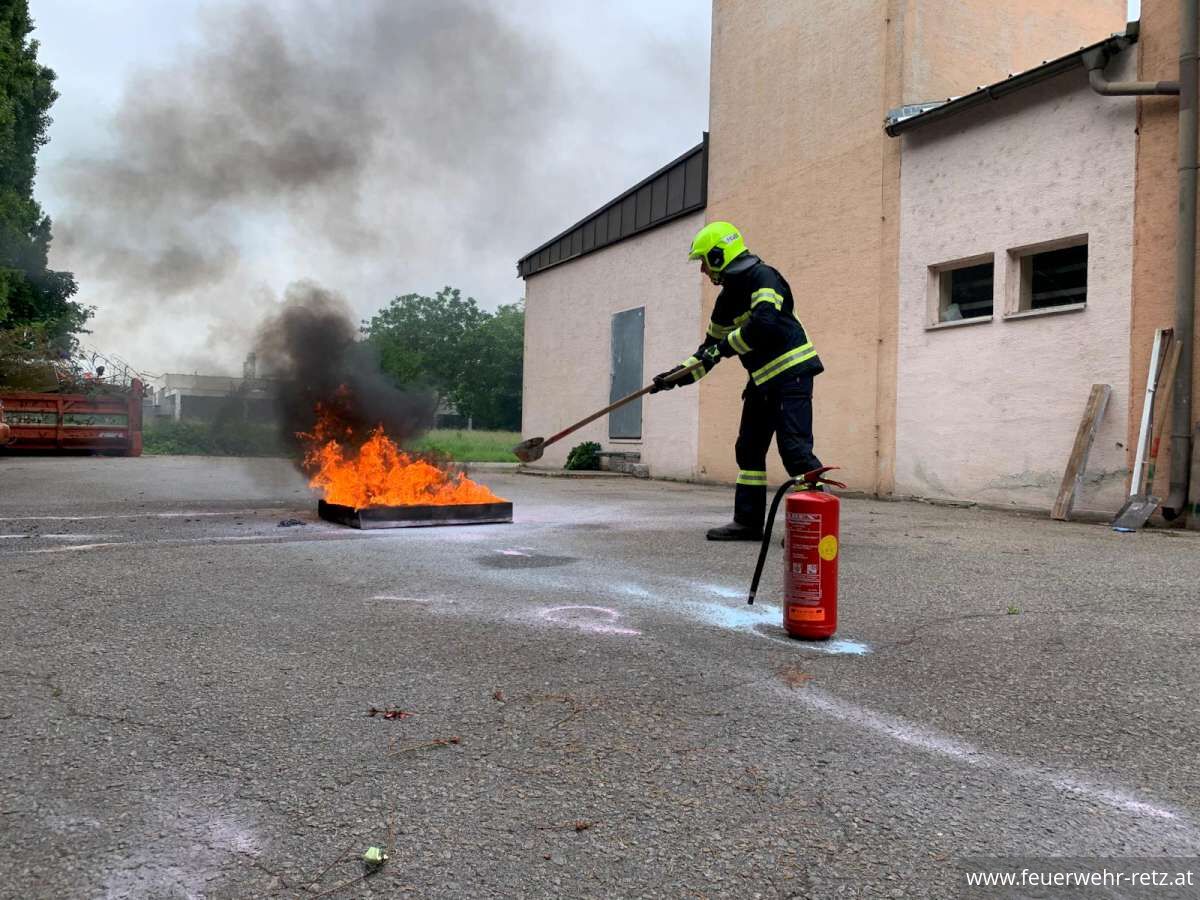 Foto 2, 05.06.2024, Volksschule Retz zu Besuch bei der Feuerwehr Foto 2, 05.06.2024, Volksschule Retz zu Besuch bei der Feuerwehr