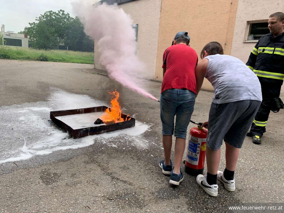 Foto 3, 05.06.2024, Volksschule Retz zu Besuch bei der Feuerwehr Foto 3, 05.06.2024, Volksschule Retz zu Besuch bei der Feuerwehr
