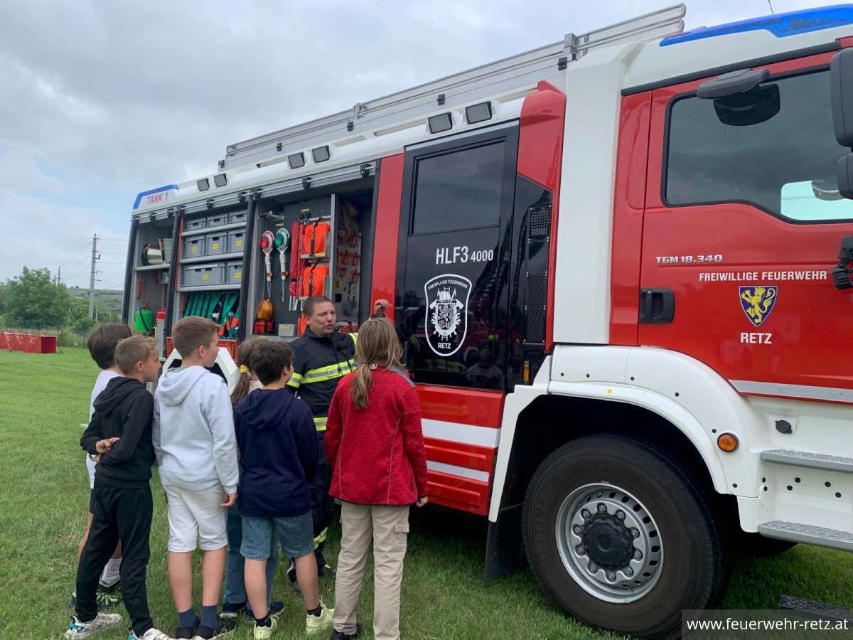 Foto 6, 05.06.2024, Volksschule Retz zu Besuch bei der Feuerwehr Foto 6, 05.06.2024, Volksschule Retz zu Besuch bei der Feuerwehr