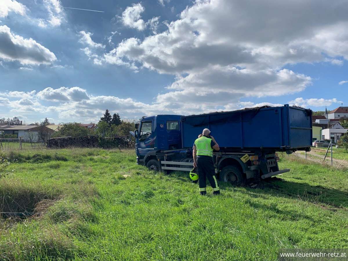 Foto 2, 15.10.2024, Technischer Einsatz - Bergung - LKW