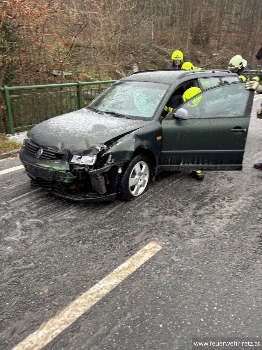 Foto 1, 09.12.2024, Technischer Einsatz - Bergung nach Verkehrsunfall Foto 1, 09.12.2024, Technischer Einsatz - Bergung nach Verkehrsunfall