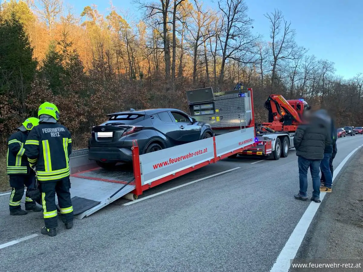 Foto 3, 27.12.2024, Technischer Einsatz - PKW-Bergung 