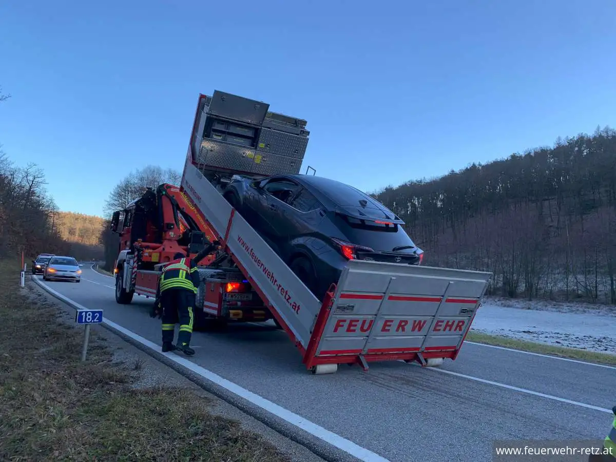 Foto 4, 27.12.2024, Technischer Einsatz - PKW-Bergung 
