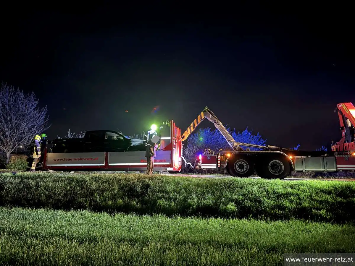 Foto 4, 11.04.2025, Technischer Einsatz - Fahrzeugbergung nach Wildunfall Foto 4, 11.04.2025, Technischer Einsatz - Fahrzeugbergung nach Wildunfall