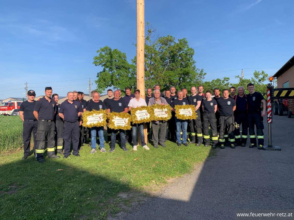 Foto 1, 08.05.2025, Maibaum aufstellen