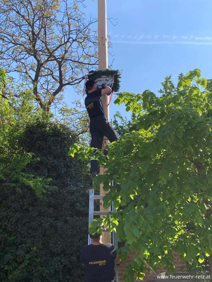 Foto 9, 08.05.2025, Maibaum aufstellen