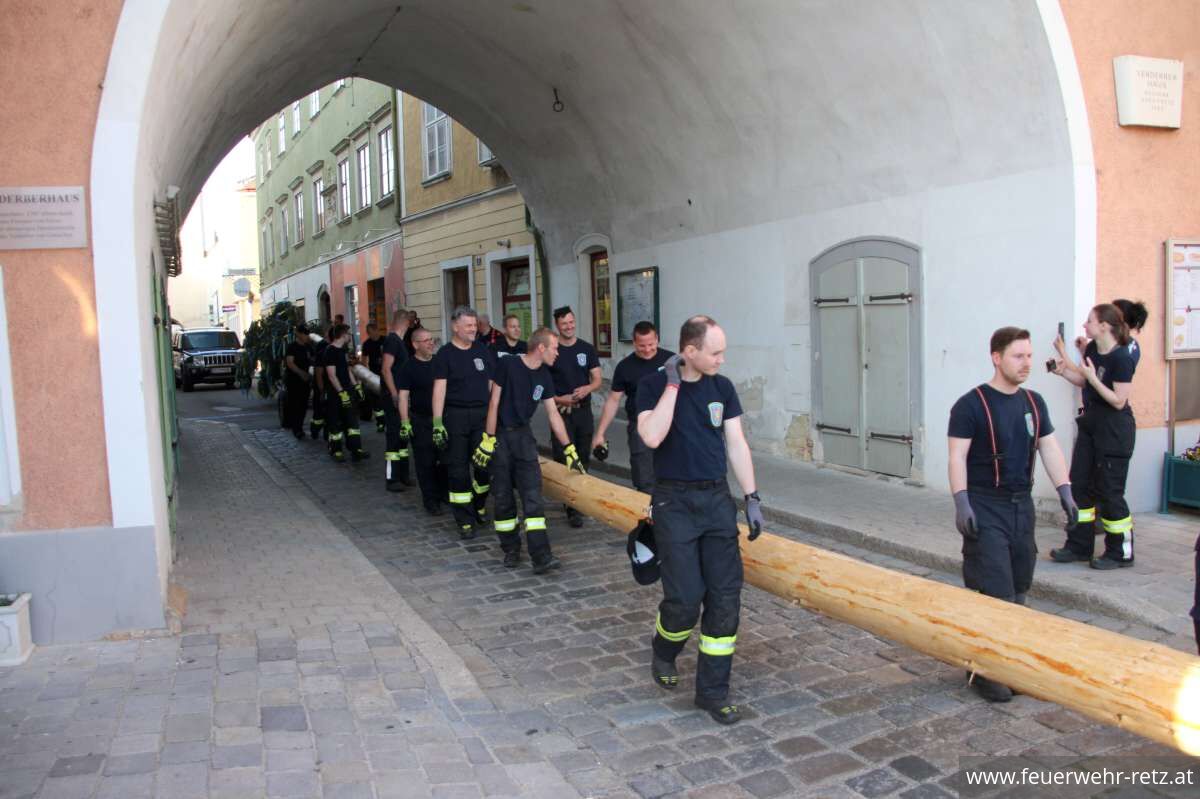 Foto 10, 08.05.2025, Maibaum aufstellen