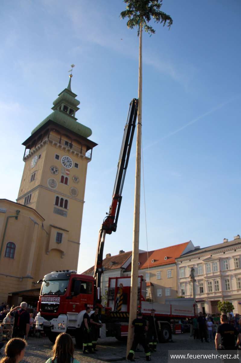 Foto 12, 08.05.2025, Maibaum aufstellen