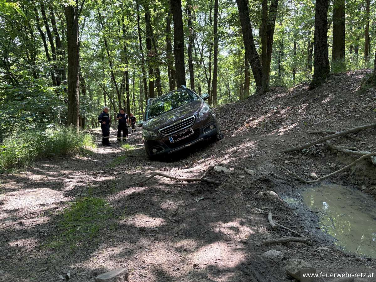 Foto 1, 16.06.2025, PKW auf Abwegen, vom Navigationssystem geleitet