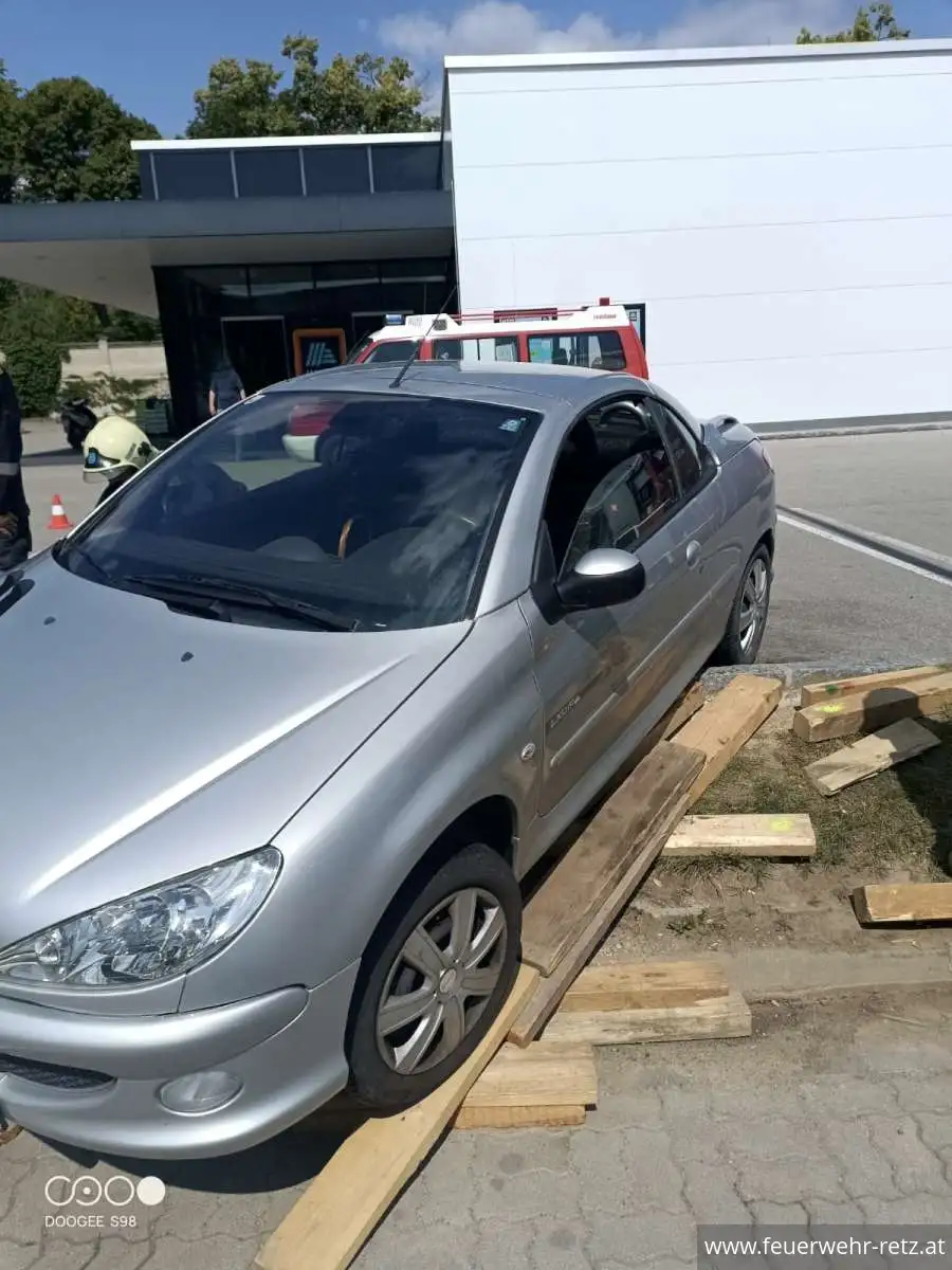 Foto 1, 18.06.2025, Technischer Einsatz - Fahrzeugbergung Foto 1, 18.06.2025, Technischer Einsatz - Fahrzeugbergung