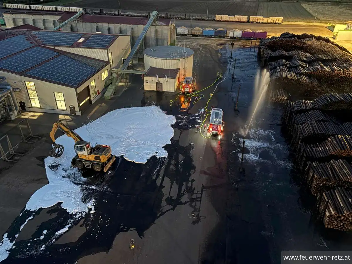 Foto 5, 10.09.2025, Übung: Brand einer Materialumschlagmaschine Foto 5, 10.09.2025, Übung: Brand einer Materialumschlagmaschine