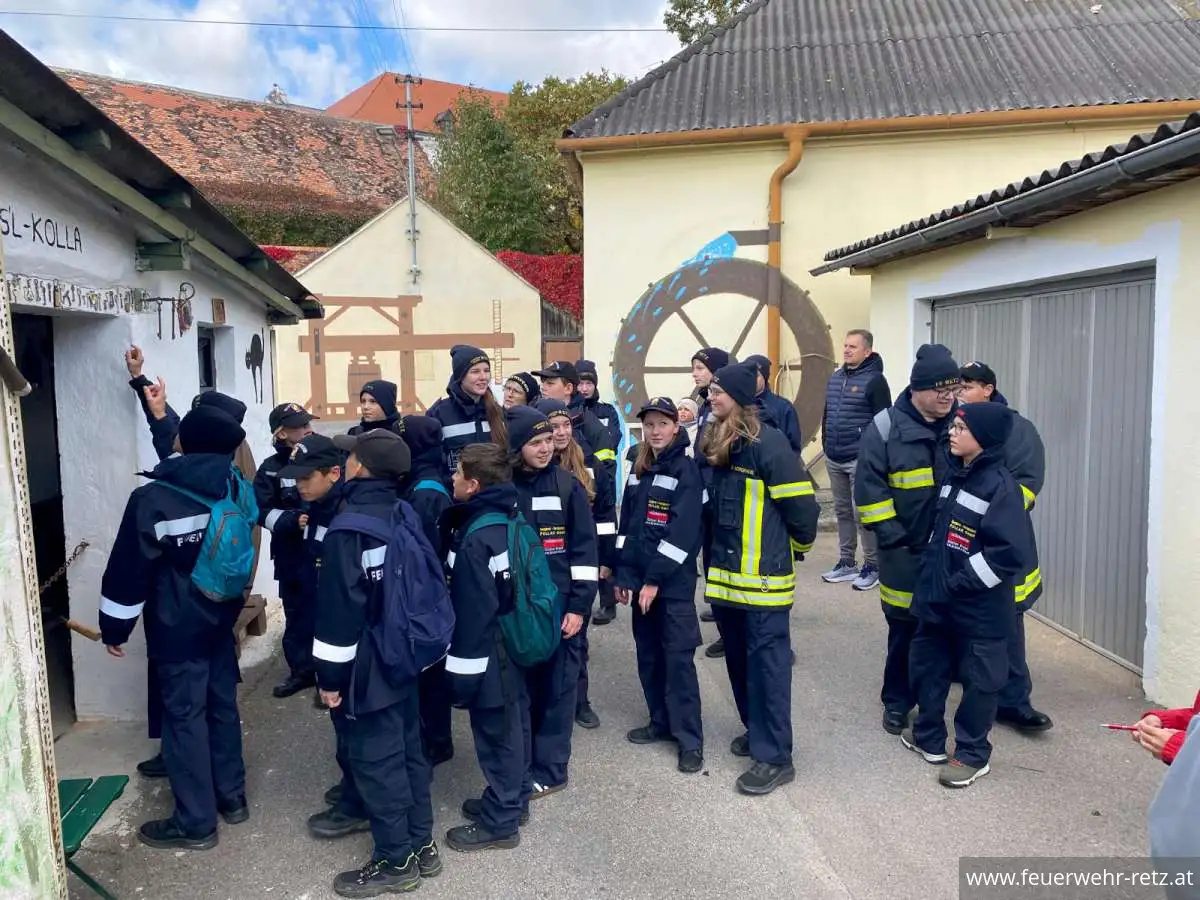 Foto 2, 21.10.2025, Fertigkeitsabzeichen Melder - Erfolgreiche Teilnahme der Feuerwehrjugend Retz Foto 2, 21.10.2025, Fertigkeitsabzeichen Melder - Erfolgreiche Teilnahme der Feuerwehrjugend Retz