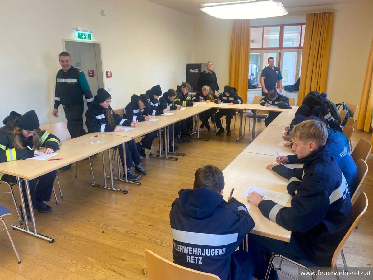 Foto 3, 21.10.2025, Fertigkeitsabzeichen Melder - Erfolgreiche Teilnahme der Feuerwehrjugend Retz Foto 3, 21.10.2025, Fertigkeitsabzeichen Melder - Erfolgreiche Teilnahme der Feuerwehrjugend Retz