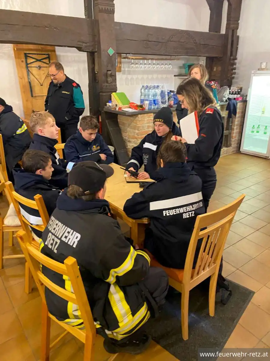 Foto 4, 21.10.2025, Fertigkeitsabzeichen Melder - Erfolgreiche Teilnahme der Feuerwehrjugend Retz Foto 4, 21.10.2025, Fertigkeitsabzeichen Melder - Erfolgreiche Teilnahme der Feuerwehrjugend Retz