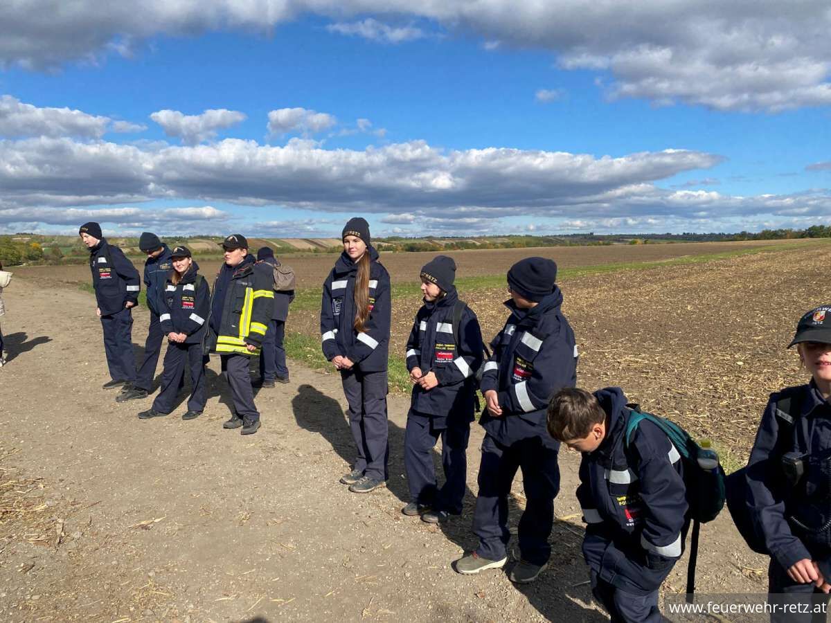 Foto 5, 21.10.2025, Fertigkeitsabzeichen Melder - Erfolgreiche Teilnahme der Feuerwehrjugend Retz Foto 5, 21.10.2025, Fertigkeitsabzeichen Melder - Erfolgreiche Teilnahme der Feuerwehrjugend Retz