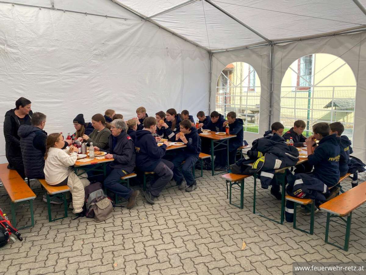 Foto 6, 21.10.2025, Fertigkeitsabzeichen Melder - Erfolgreiche Teilnahme der Feuerwehrjugend Retz Foto 6, 21.10.2025, Fertigkeitsabzeichen Melder - Erfolgreiche Teilnahme der Feuerwehrjugend Retz