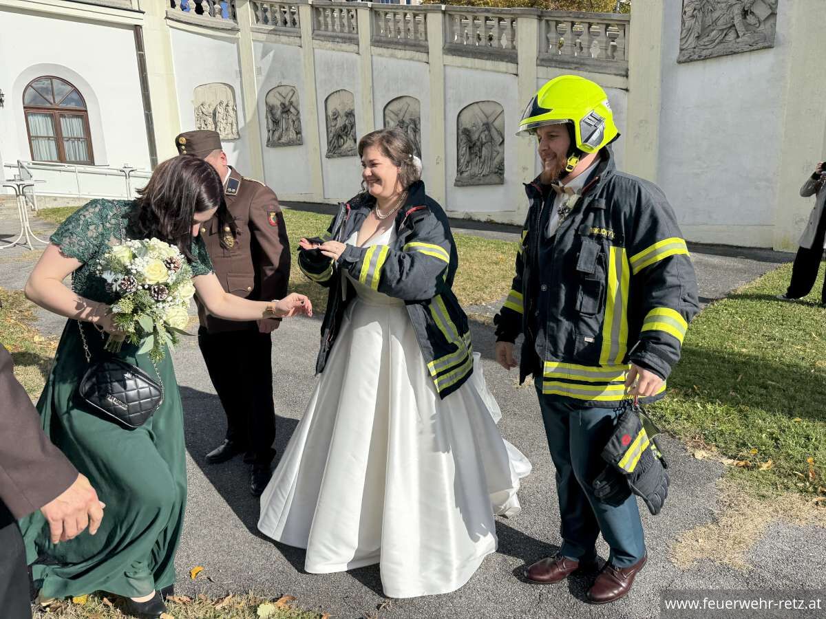 Foto 12, 30.10.2025, Feuerwehrhochzeit Markus und Denise Wiklicky Foto 12, 30.10.2025, Feuerwehrhochzeit Markus und Denise Wiklicky