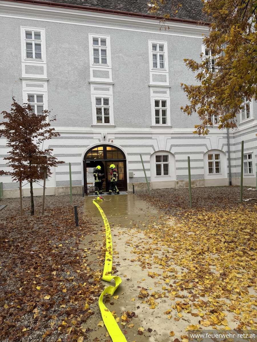 Foto 2, 16.11.2025, Brand in der Volksschule Retz - Übung Foto 2, 16.11.2025, Brand in der Volksschule Retz - Übung