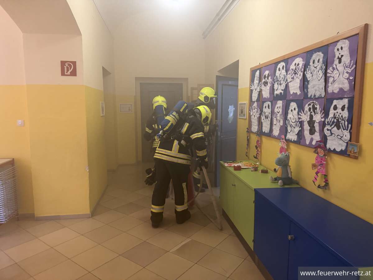 Foto 6, 16.11.2025, Brand in der Volksschule Retz - Übung Foto 6, 16.11.2025, Brand in der Volksschule Retz - Übung