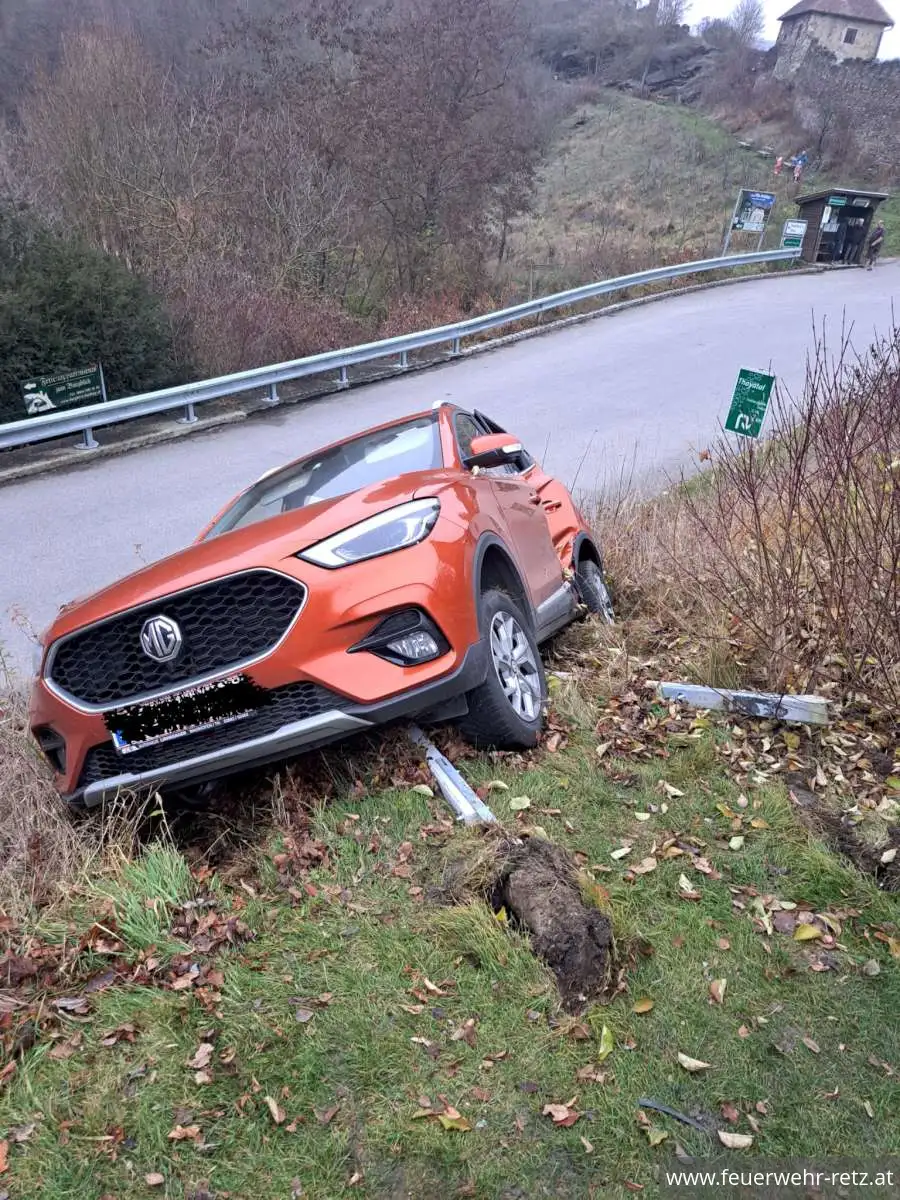 Foto 2, 16.11.2025, Technischer Einsatz - Unterstützung bei Fahrzeugbergung in Hardegg Foto 2, 16.11.2025, Technischer Einsatz - Unterstützung bei Fahrzeugbergung in Hardegg