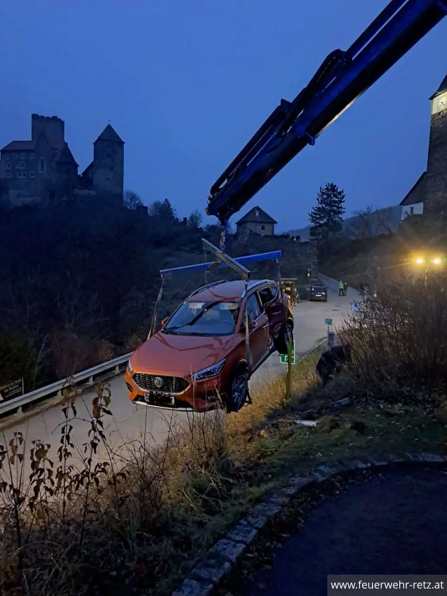 Foto 5, 16.11.2025, Technischer Einsatz - Unterstützung bei Fahrzeugbergung in Hardegg Foto 5, 16.11.2025, Technischer Einsatz - Unterstützung bei Fahrzeugbergung in Hardegg