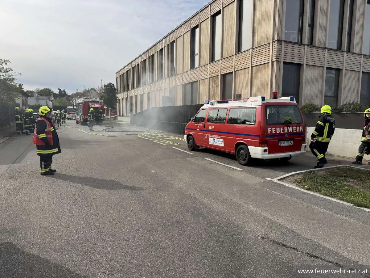 Foto 1, 23.10.2026, Brandeinsatz - Gebäudebrand im Müllraum der HLT Retz – Einsatz für drei Feuerwehren Foto 1, 23.10.2026, Brandeinsatz - Gebäudebrand im Müllraum der HLT Retz – Einsatz für drei Feuerwehren