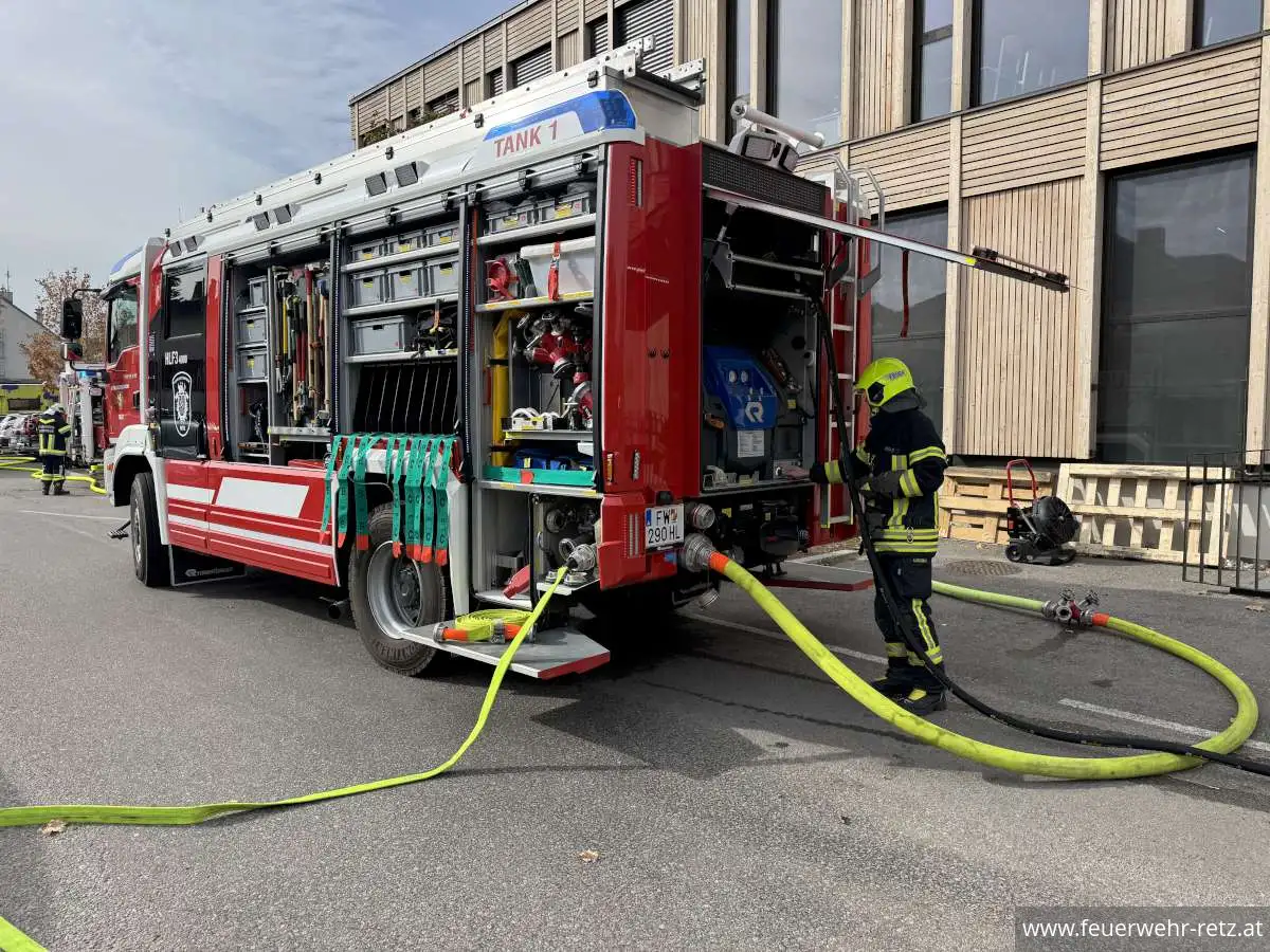 Foto 3, 23.10.2026, Brandeinsatz - Gebäudebrand im Müllraum der HLT Retz – Einsatz für drei Feuerwehren Foto 3, 23.10.2026, Brandeinsatz - Gebäudebrand im Müllraum der HLT Retz – Einsatz für drei Feuerwehren