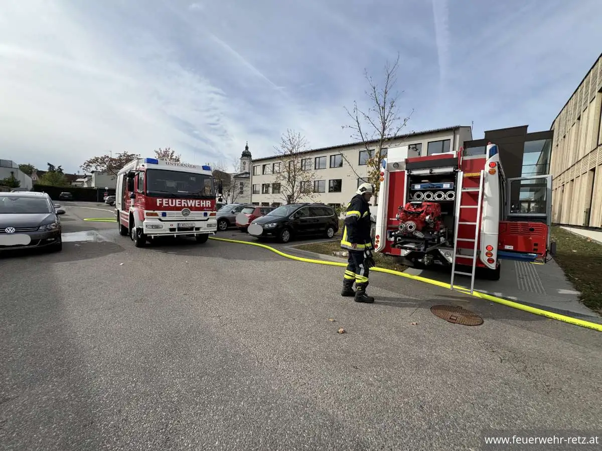 Foto 4, 23.10.2026, Brandeinsatz - Gebäudebrand im Müllraum der HLT Retz – Einsatz für drei Feuerwehren Foto 4, 23.10.2026, Brandeinsatz - Gebäudebrand im Müllraum der HLT Retz – Einsatz für drei Feuerwehren