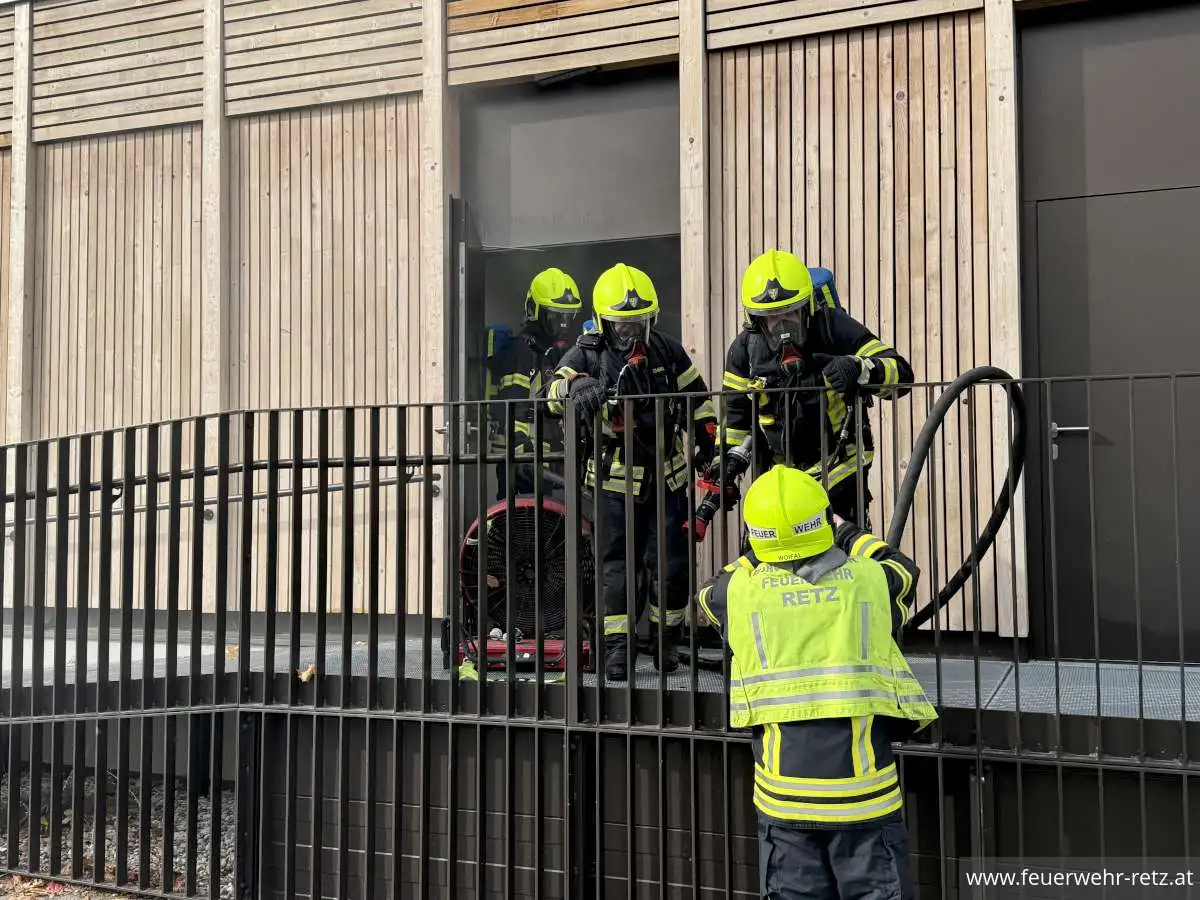 Foto 5, 23.10.2026, Brandeinsatz - Gebäudebrand im Müllraum der HLT Retz – Einsatz für drei Feuerwehren Foto 5, 23.10.2026, Brandeinsatz - Gebäudebrand im Müllraum der HLT Retz – Einsatz für drei Feuerwehren