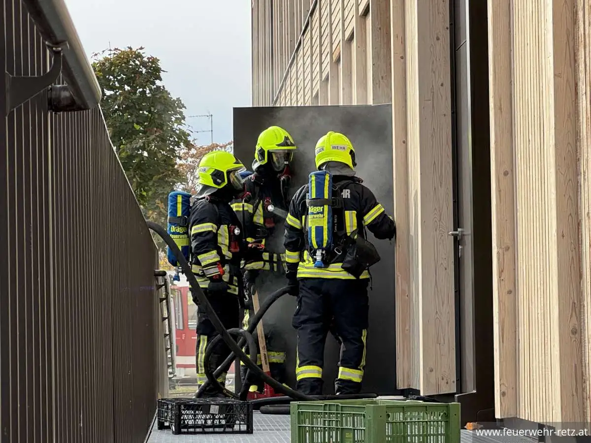 Foto 7, 23.10.2026, Brandeinsatz - Gebäudebrand im Müllraum der HLT Retz – Einsatz für drei Feuerwehren Foto 7, 23.10.2026, Brandeinsatz - Gebäudebrand im Müllraum der HLT Retz – Einsatz für drei Feuerwehren