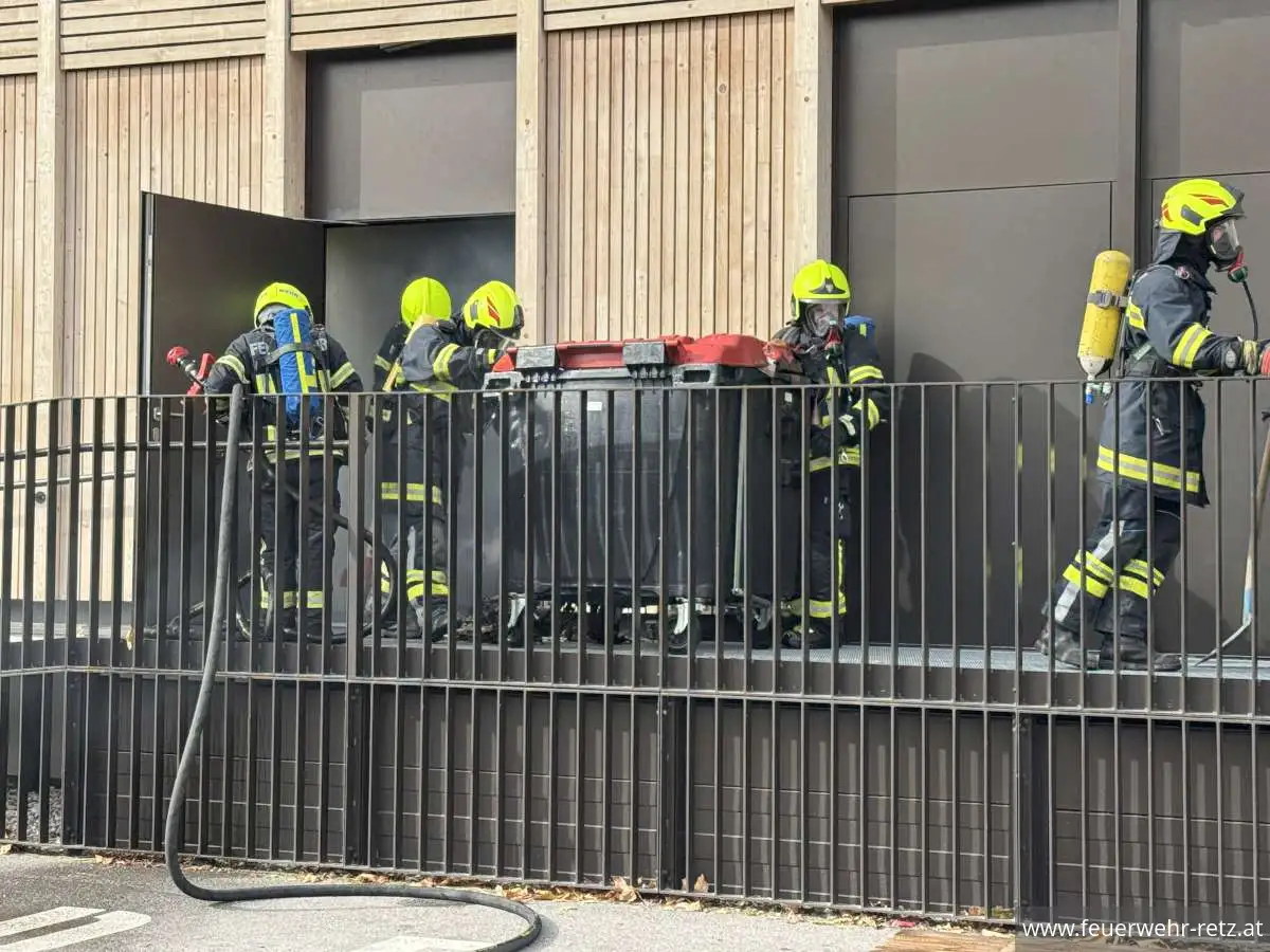 Foto 8, 23.10.2026, Brandeinsatz - Gebäudebrand im Müllraum der HLT Retz – Einsatz für drei Feuerwehren Foto 8, 23.10.2026, Brandeinsatz - Gebäudebrand im Müllraum der HLT Retz – Einsatz für drei Feuerwehren
