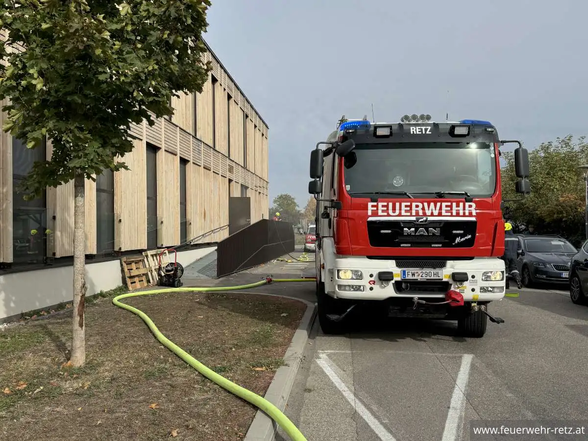 Foto 9, 23.10.2026, Brandeinsatz - Gebäudebrand im Müllraum der HLT Retz – Einsatz für drei Feuerwehren Foto 9, 23.10.2026, Brandeinsatz - Gebäudebrand im Müllraum der HLT Retz – Einsatz für drei Feuerwehren