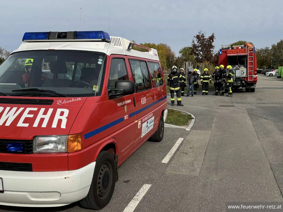 Foto 10, 23.10.2026, Brandeinsatz - Gebäudebrand im Müllraum der HLT Retz – Einsatz für drei Feuerwehren Foto 10, 23.10.2026, Brandeinsatz - Gebäudebrand im Müllraum der HLT Retz – Einsatz für drei Feuerwehren