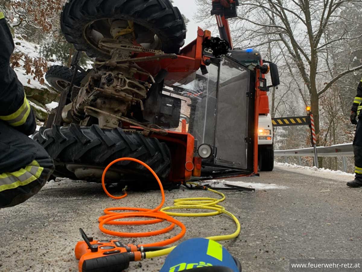 Foto 2, 04.02.2026, Technischer Einsatz - Traktor-Bergung Foto 2, 04.02.2026, Technischer Einsatz - Traktor-Bergung