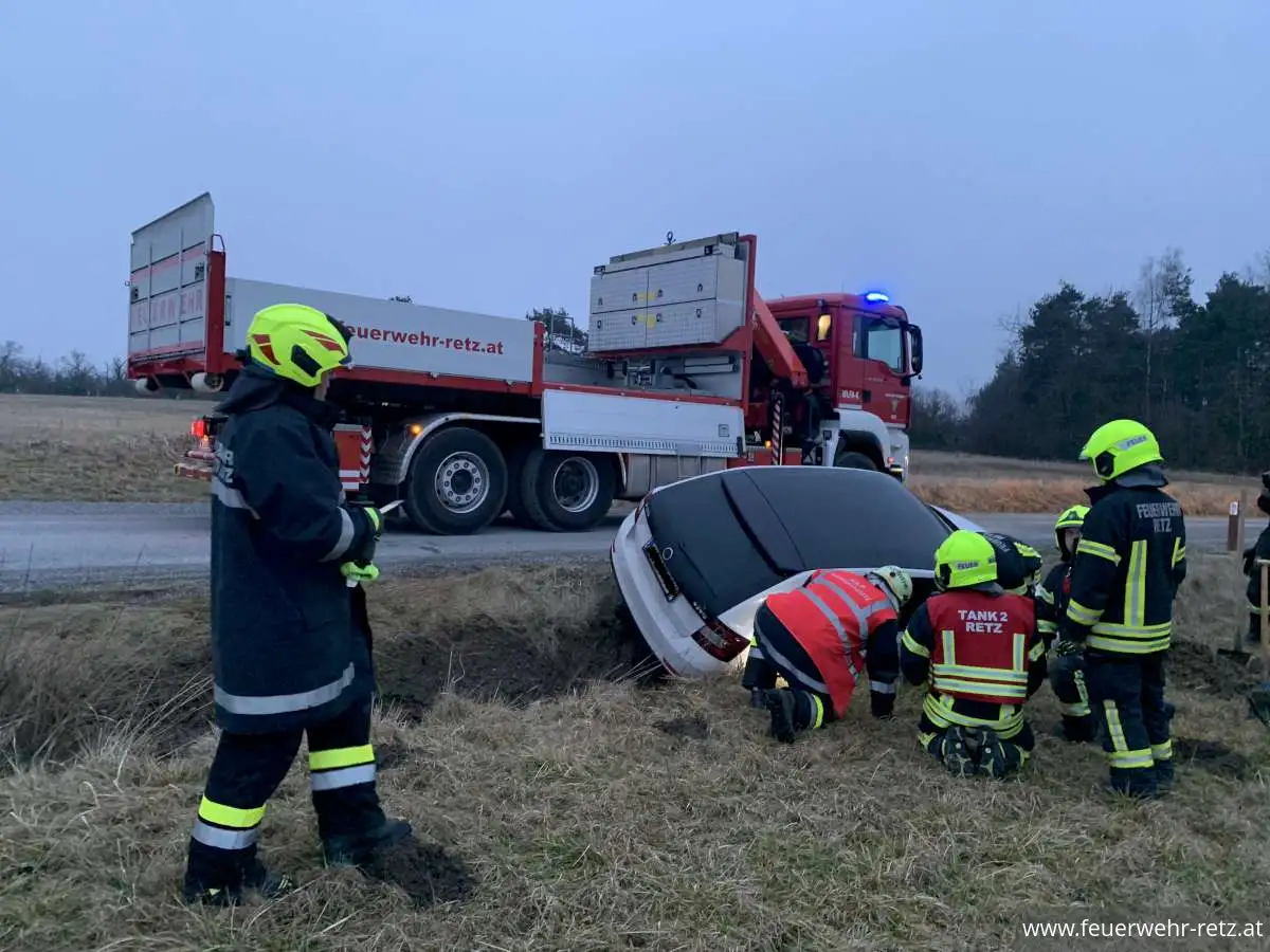 Foto 1, 11.02.2026, Technischer Einsatz - PKW-Bergung