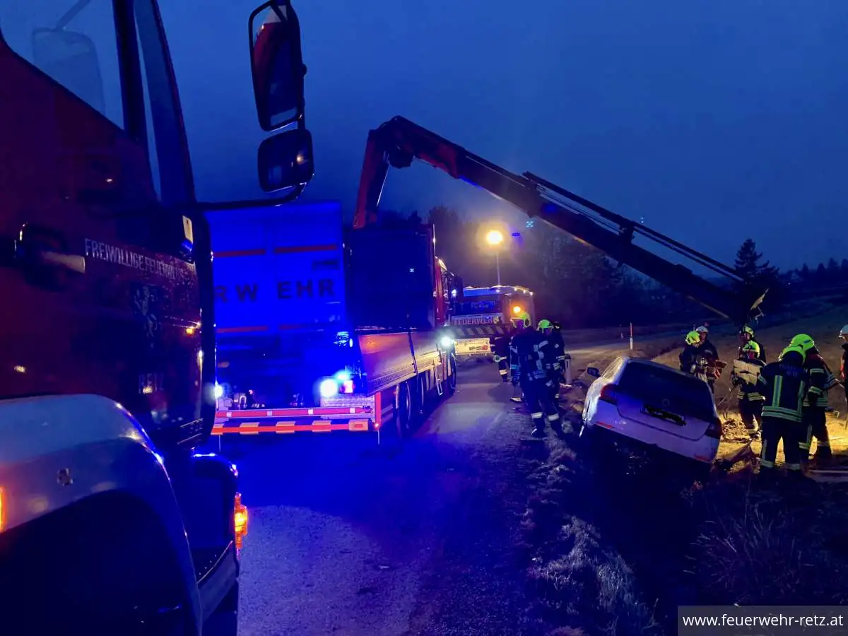 Foto 3, 11.02.2026, Technischer Einsatz - PKW-Bergung