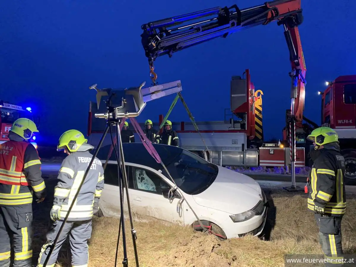 Foto 4, 11.02.2026, Technischer Einsatz - PKW-Bergung