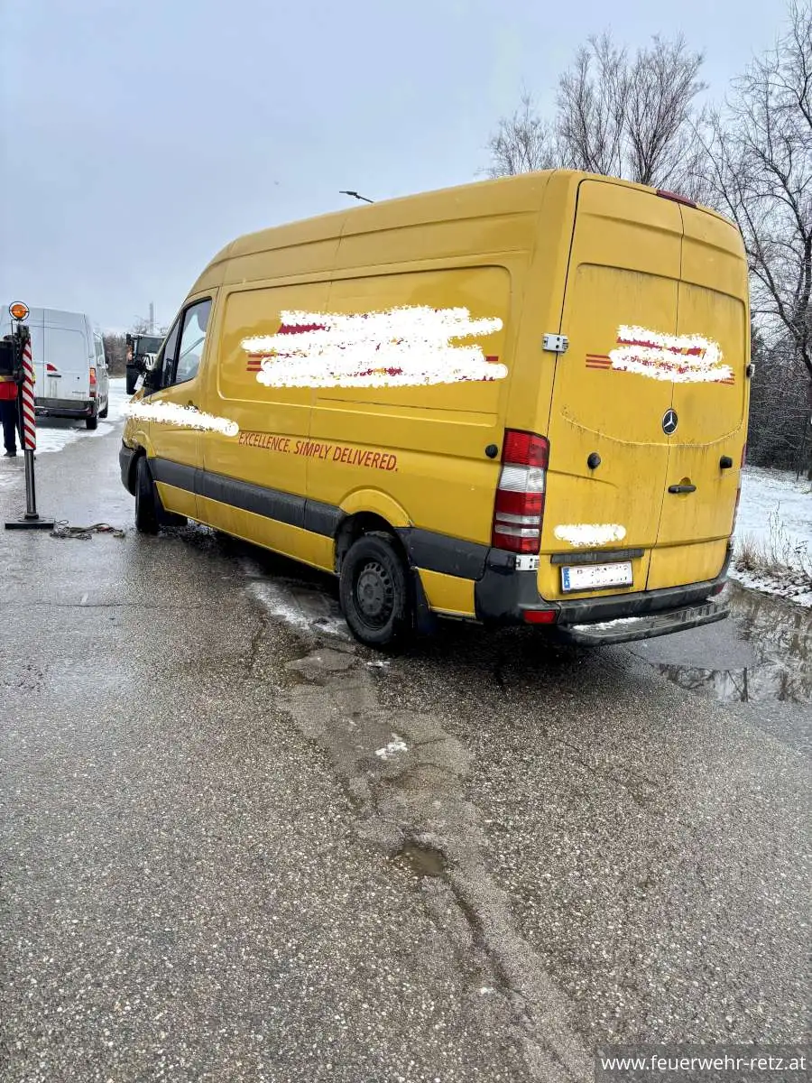 Foto 1, 16.02.2026, Technischer Einsatz - Fahrzeugbergung nach Verkehrsunfall im Industriegebiet Foto 1, 16.02.2026, Technischer Einsatz - Fahrzeugbergung nach Verkehrsunfall im Industriegebiet