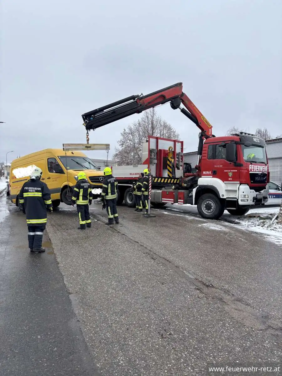 Foto 3, 16.02.2026, Technischer Einsatz - Fahrzeugbergung nach Verkehrsunfall im Industriegebiet Foto 3, 16.02.2026, Technischer Einsatz - Fahrzeugbergung nach Verkehrsunfall im Industriegebiet