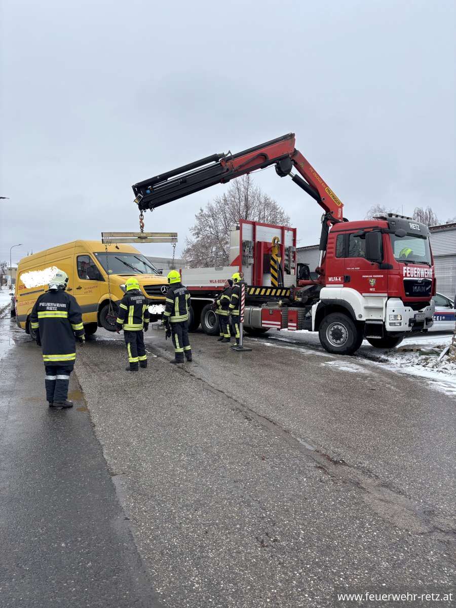 Foto 3, 16.02.2026, Technischer Einsatz - Fahrzeugbergung nach Verkehrsunfall im Industriegebiet