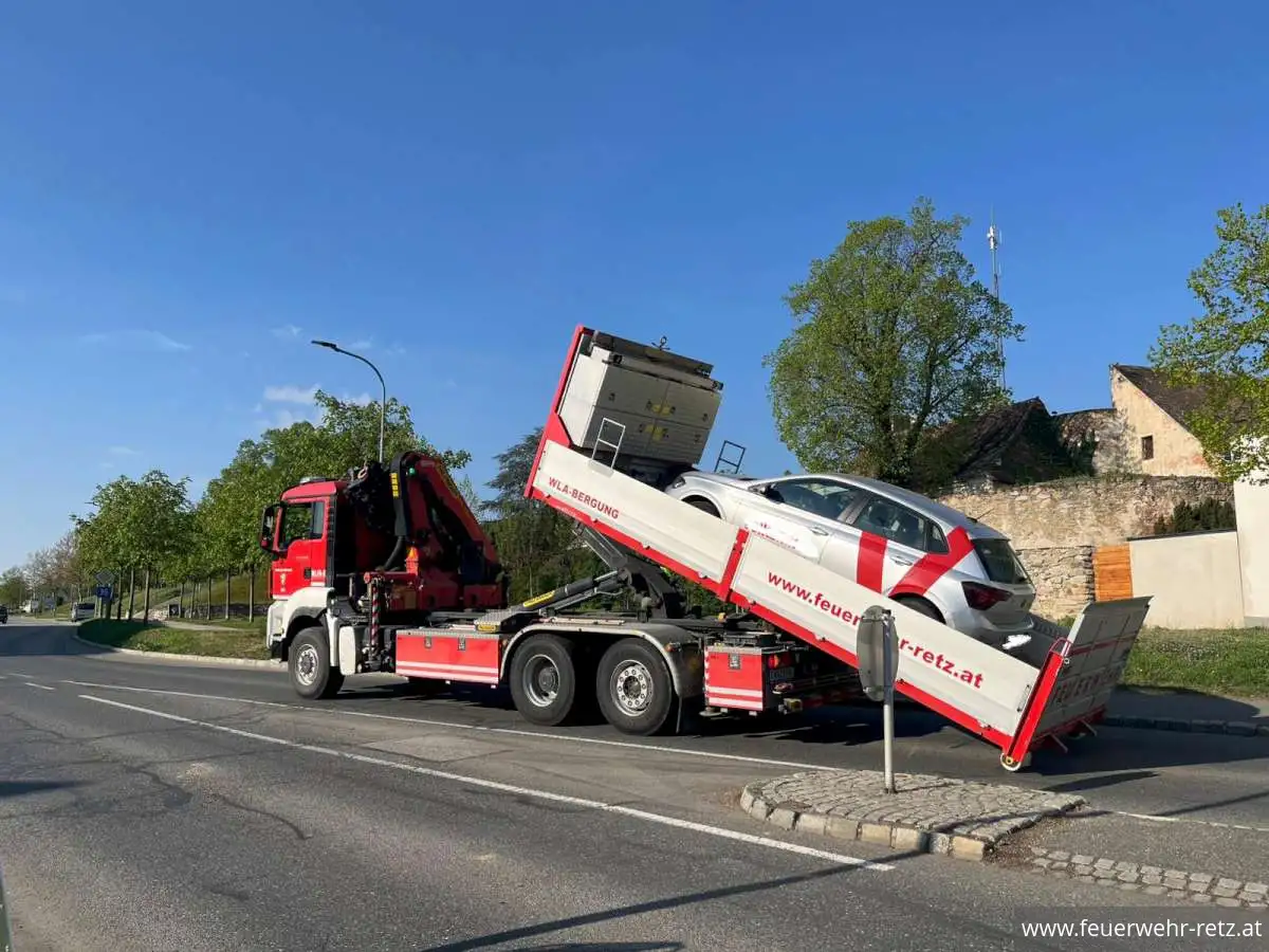 Foto 4, 20.04.2026, Technischer Einsatz - Fahrzeugbergung Foto 4, 20.04.2026, Technischer Einsatz - Fahrzeugbergung