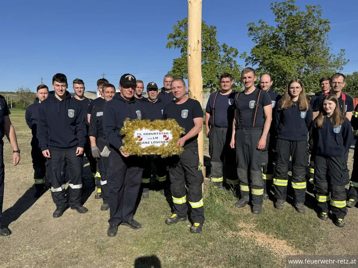 Foto 5, 02.05.2026, Maibaumtradition in Retz gepflegt - Maibäume für Bürgermeister und neuen Feuerwehrkommandanten