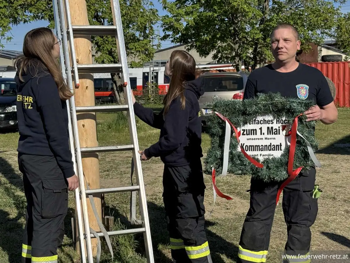 Foto 6, 02.05.2026, Maibaumtradition in Retz gepflegt - Maibäume für Bürgermeister und neuen Feuerwehrkommandanten