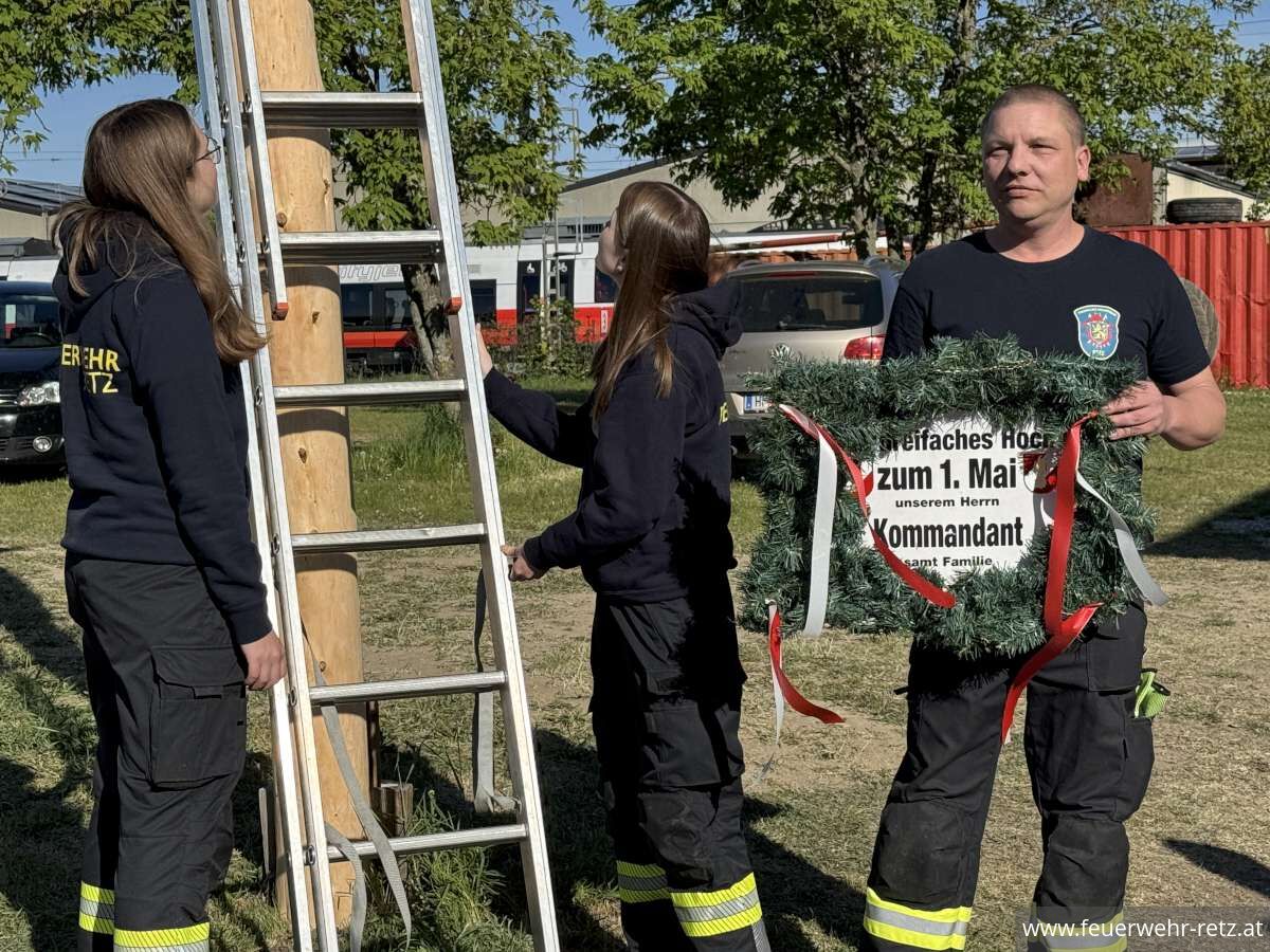 Foto 6, 02.05.2026, Maibaumtradition in Retz gepflegt - Maibäume für Bürgermeister und neuen Feuerwehrkommandanten